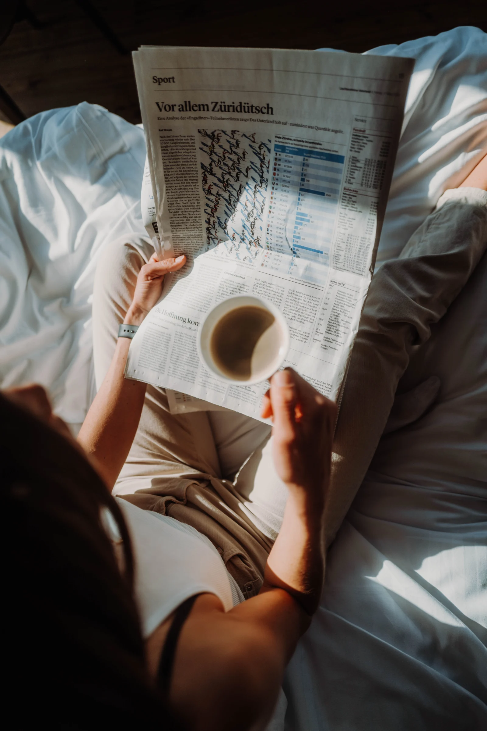 Kaffee und Zeitung im Bett